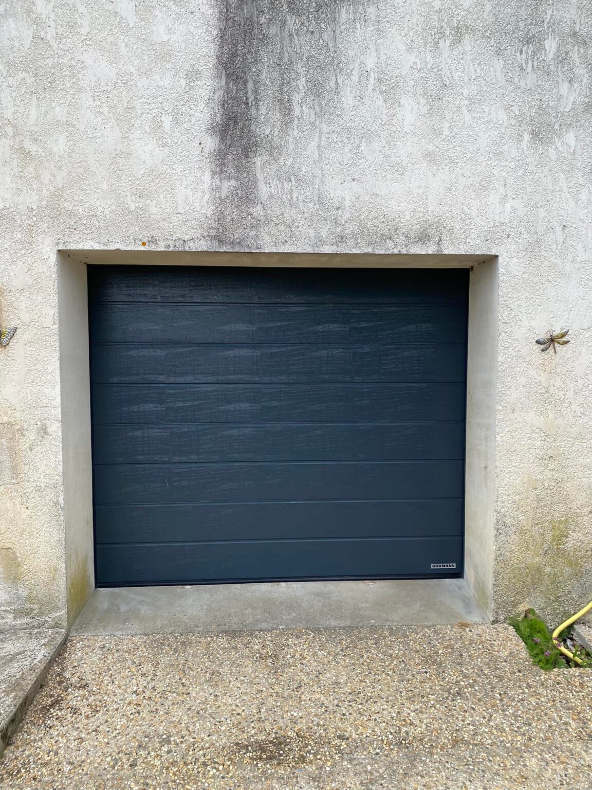 Porte de garage sectionnelle motorisee gris anthracite a Saint Jean dAngle